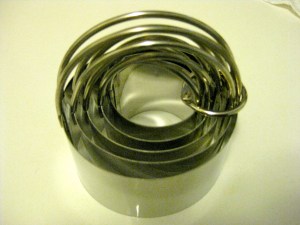 sur la table biscuit cutters